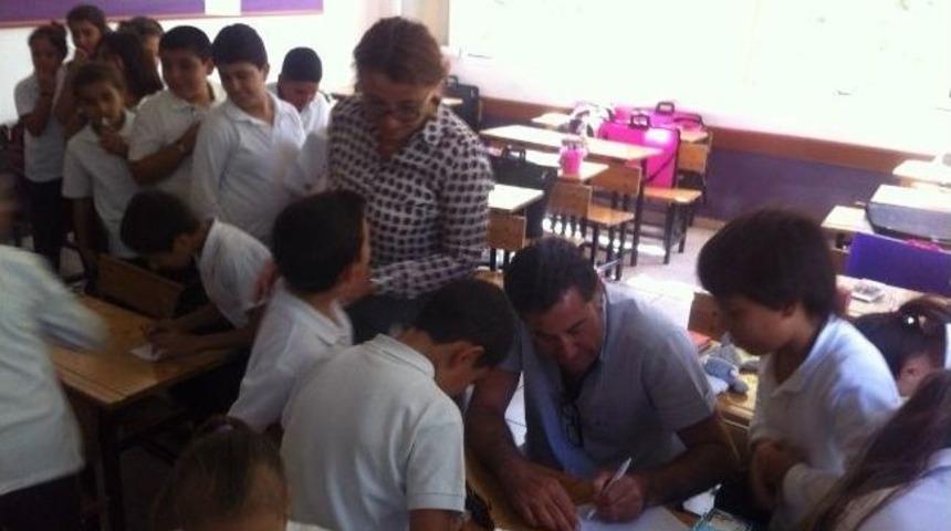 Başkan Kocadon&rsquo;a &Ouml;ğrencilerden T&uuml;rk Bayraklı Jest