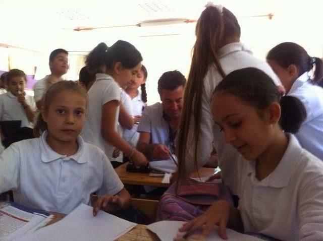 Başkan Kocadon&rsquo;a &Ouml;ğrencilerden T&uuml;rk Bayraklı Jest 1