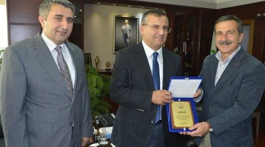 Hayvan Hakları &Ccedil;alışma Grubu&rsquo;ndan Ata&ccedil;&rsquo;a Plaket
