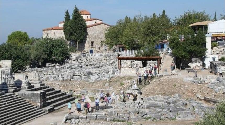 Apollon Tapınağa Turistlerin İlgi Odağı