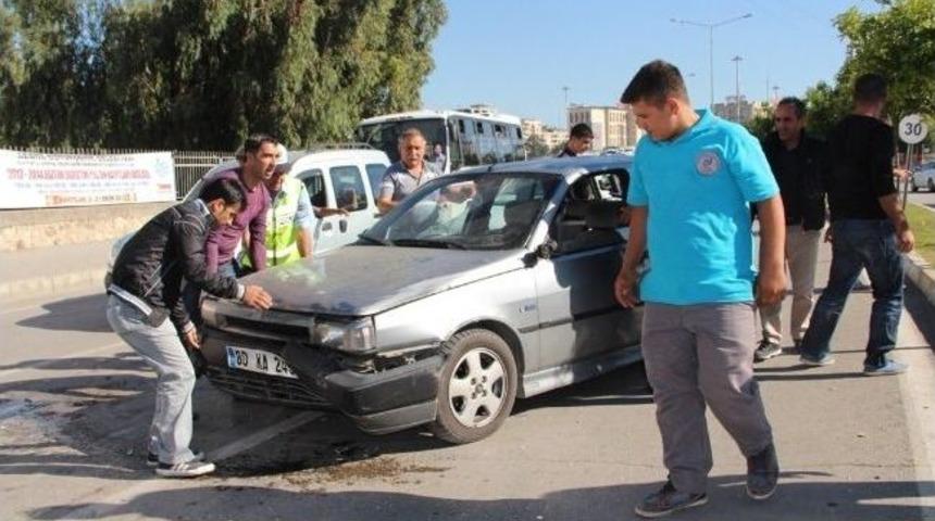 Freni Boşalan Dolmuş 5 Araca &Ccedil;arparak Durabildi