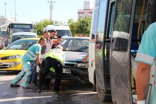 Freni Boşalan Dolmuş 5 Araca Çarparak Durabildi