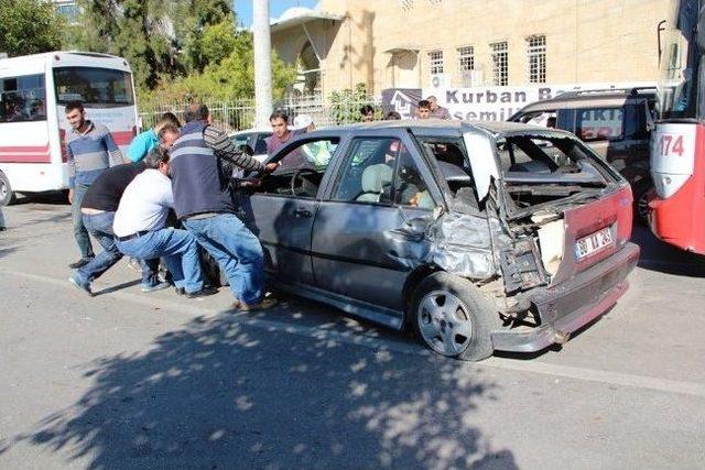 Freni Boşalan Dolmuş 5 Araca Çarparak Durabildi