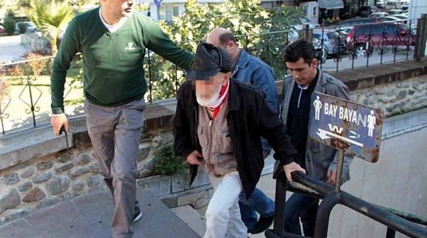 Tuvalet g&ouml;revlisi m&uuml;şteriyi bı&ccedil;akladı