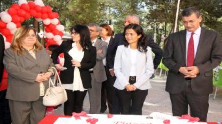 Piazza, &Ccedil;ocuk Yurdun'daki &Ccedil;ocuklara Hediye Dağıttı