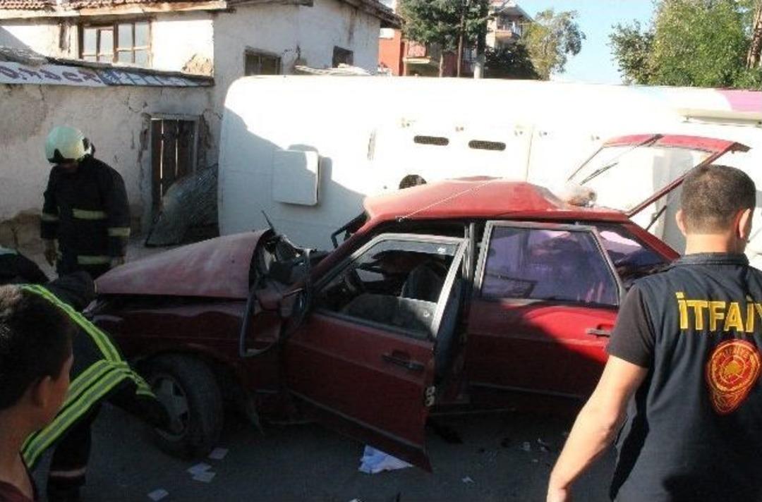 &Ouml;ğrenci Servisi Kaza Yaptı: 1 &Ouml;l&uuml;, 19 Yaralı