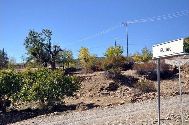 Tunceli de İlk K&uuml;rt&ccedil;e K&ouml;y Tabelası Dikildi 1