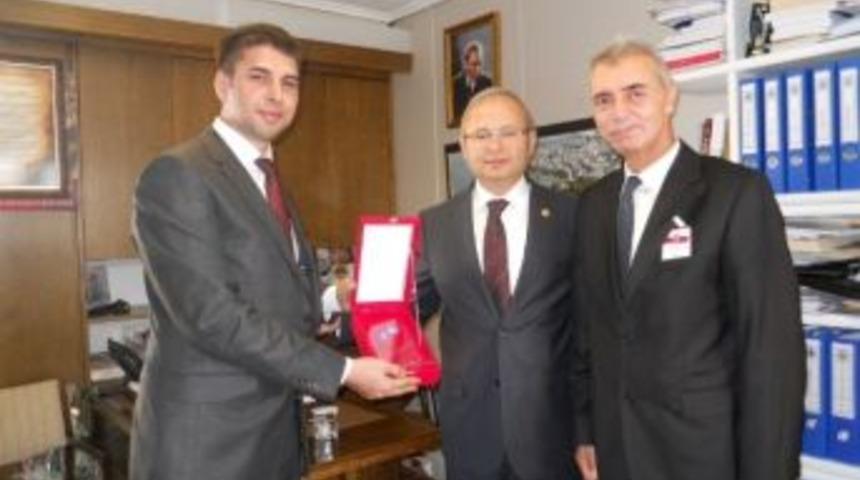 Teknik &Ouml;ğretmenlerden Milletvekili Candan&rsquo;a Teşekk&uuml;r Plaketi