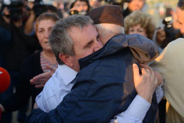 Balyoz Davası nda Tahliye Olan Sanıklar Cezaevinden &Ccedil;ıkmaya Başladı 2