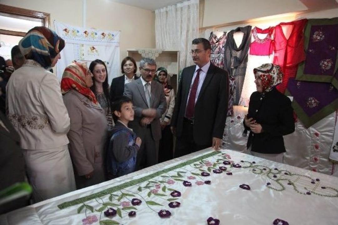 Vali G&uuml;ven&ccedil; El Sanatları Sergisini A&ccedil;tı