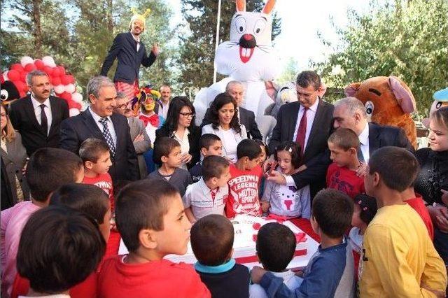 Vali Güvenç, El Sanatları Sergisini Açtı