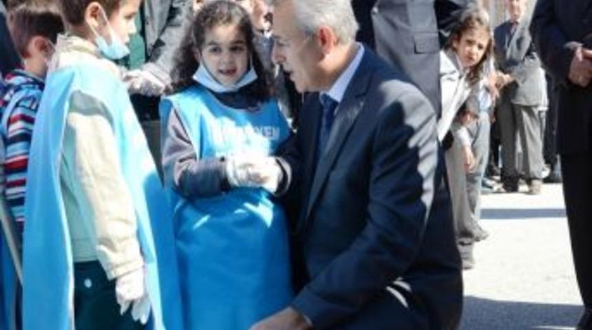 Vali Taşkesen &Ouml;ğrencilerle Sokaktan &Ccedil;&ouml;p Topladı