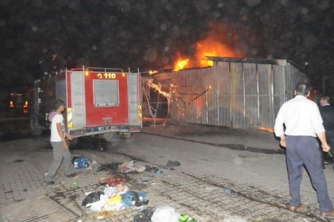 Cizre&rsquo;de &ouml;rg&uuml;t yandaşları semt pazarını ateşe verdi