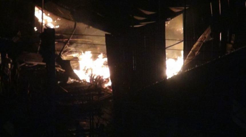 Cizre&rsquo;de &Ouml;rg&uuml;t Yandaşları Semt Pazarını Ateşe Verdi