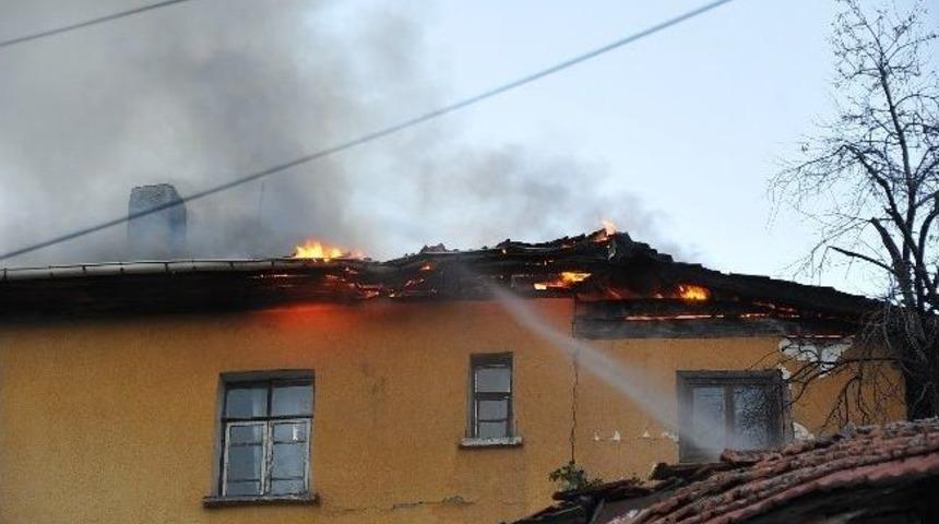 &Ccedil;atıda &Ccedil;ıkan Yangın G&uuml;&ccedil;l&uuml;kle S&ouml;nd&uuml;r&uuml;ld&uuml;