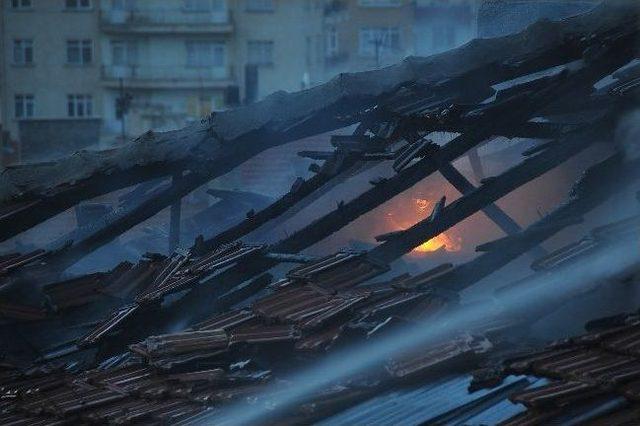 &Ccedil;atıda &Ccedil;ıkan Yangın G&uuml;&ccedil;l&uuml;kle S&ouml;nd&uuml;r&uuml;ld&uuml; 2