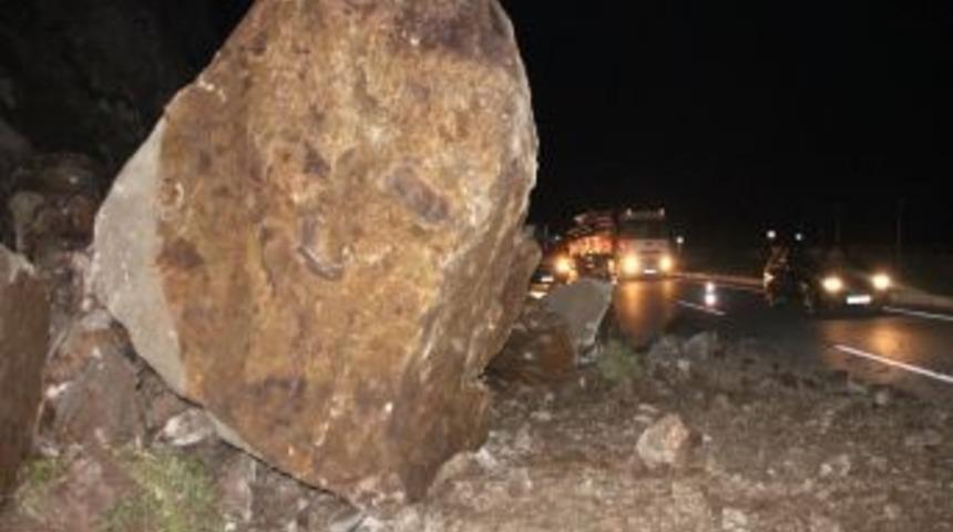 Zonguldak'ta Heyelan; 20 Tonluk Kaya K&uuml;tlesi Yola D&uuml;şt&uuml;