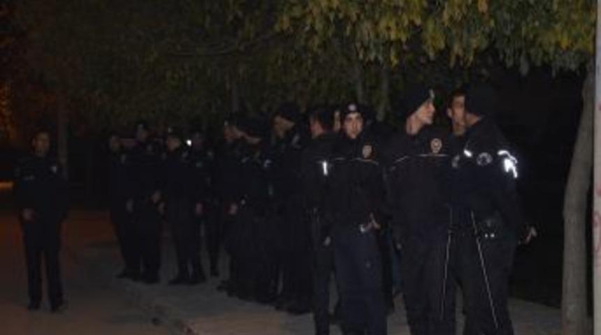 &Ouml;ğrenciler Birbirine Girdi, 30 Kişi G&ouml;zaltına Alındı