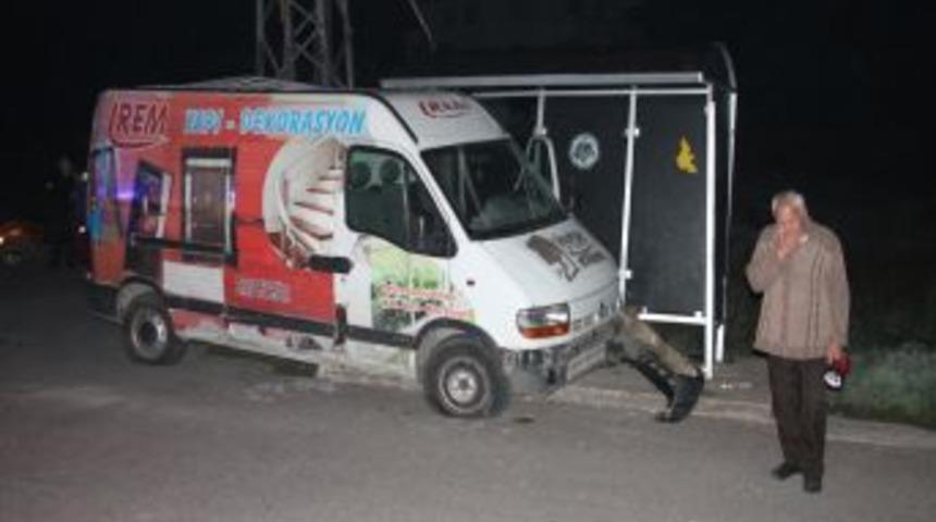 Elektrik Direğine &Ccedil;arpan Minib&uuml;s 4 Mahalleyi Elektriksiz Bıraktı