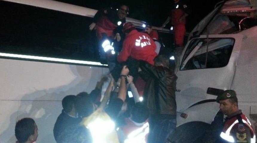 Elazığ'da feci kaza: 2 &ouml;l&uuml; 35 yaralı