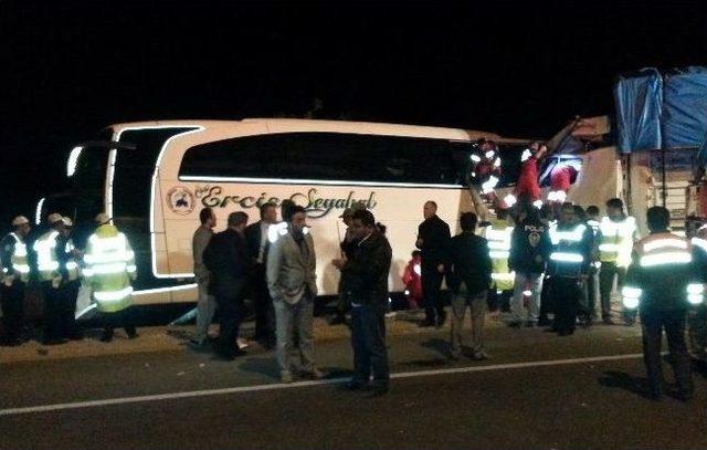 Elazığ da feci kaza: 2 &ouml;l&uuml; 35 yaralı 1