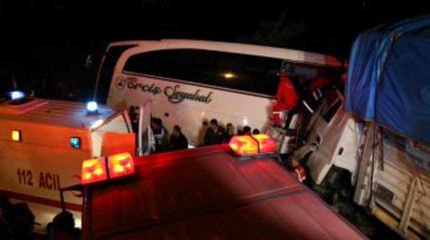 Elazığ'da Trafik Kazası : 2 &Ouml;l&uuml; 35 Yaralı