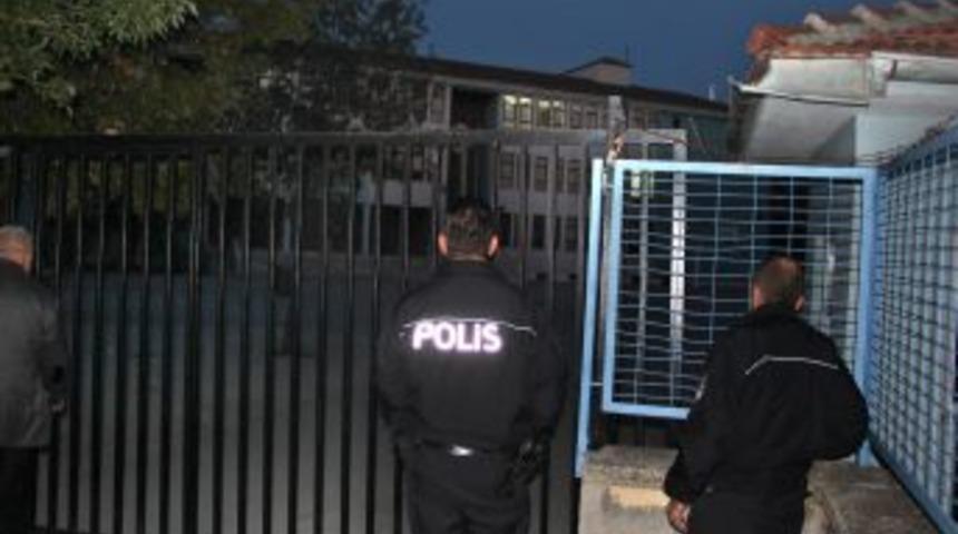 Okulda Mahsur Kalan Iki Kız &Ouml;ğrenci Polisi Alarma Ge&ccedil;irdi