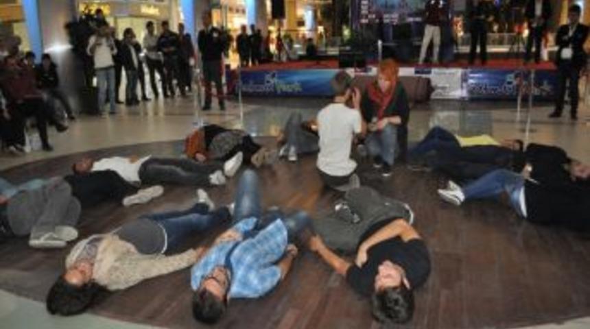 Avrupalı Gen&ccedil;lerden T&uuml;rbanlı Defile