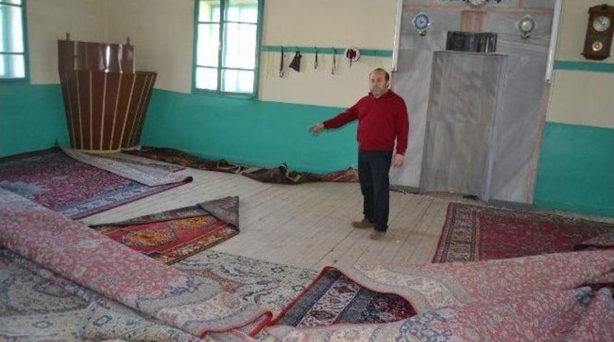 Tarihi G&ouml;ll&uuml; Camiinde Hırsızlık