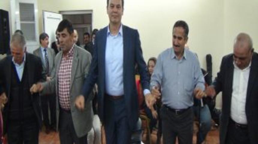 Emniyet Korusu T&uuml;rk&ccedil;e-K&uuml;rt&ccedil;e Şarkılar S&ouml;yledi Polis Ve Muhtarlar Halay &Ccedil;ekti