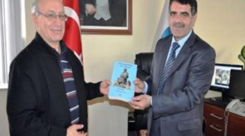 &ldquo;ozanlık Gelenekleri Ve Doğulu Saz Şairleri&rdquo; Kitabı Başkan Bozkuş&rsquo;a Hediye Edildi
