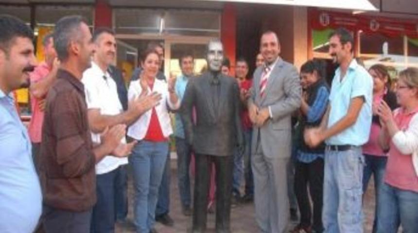 (&ouml;zel Haber) Market &Ccedil;alışanları Patronlarının Heykelini Dikti