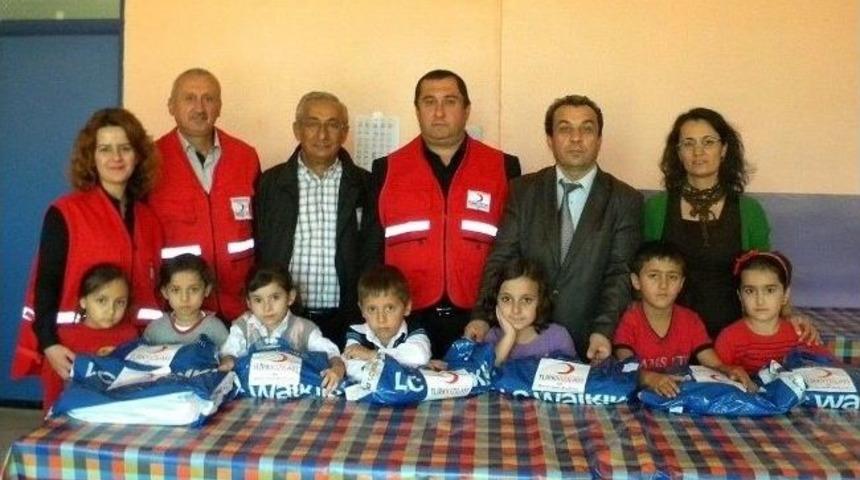 Kızılay Bayram &Ouml;ncesi &Ouml;ğrencileri Sevindirdi