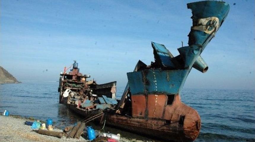 Dev Gemi Kurtarılamayınca Par&ccedil;alandı