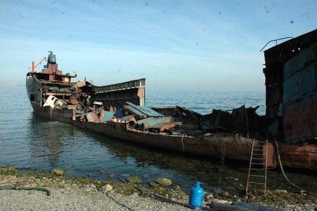 Dev Gemi Kurtarılamayınca Par&ccedil;alandı 1