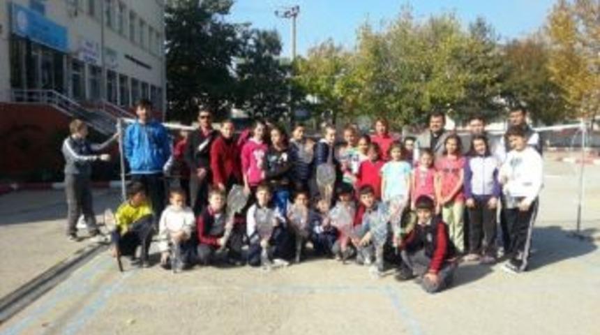 Okullara Badminton Malzemesi Yardımı