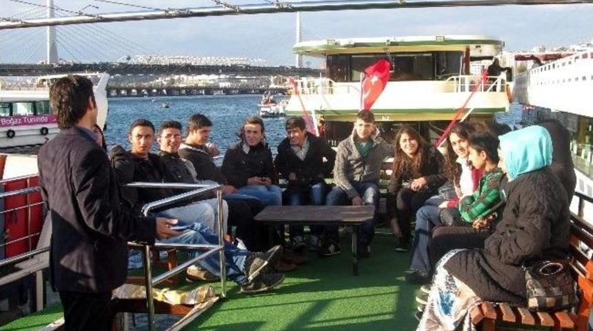 Uluslu Gen&ccedil;ler İstanbul'u Gezdi