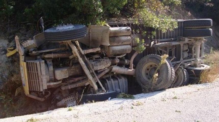 U&ccedil;uruma Yuvarlanan Kamyon Şof&ouml;r&uuml; Hayatını Kaybetti