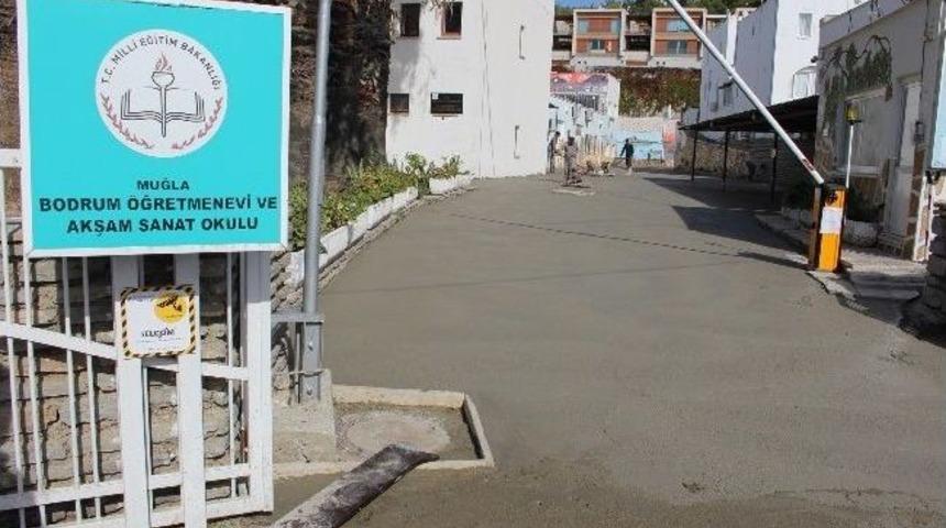 Bah&ccedil;elerin Zemini Betonla Kaplandı
