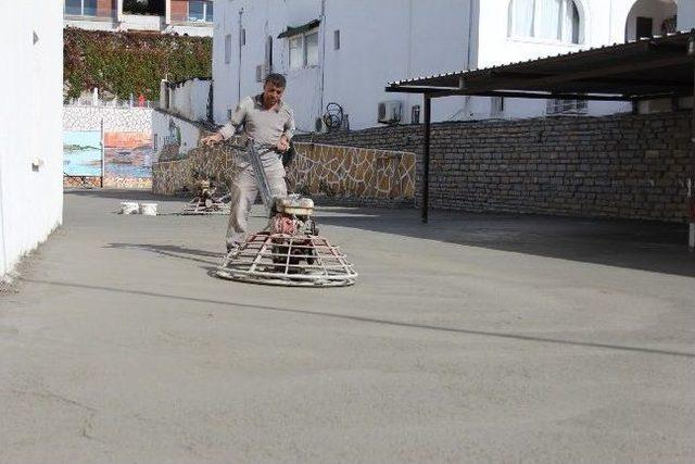 Bah&ccedil;elerin Zemini Betonla Kaplandı 1