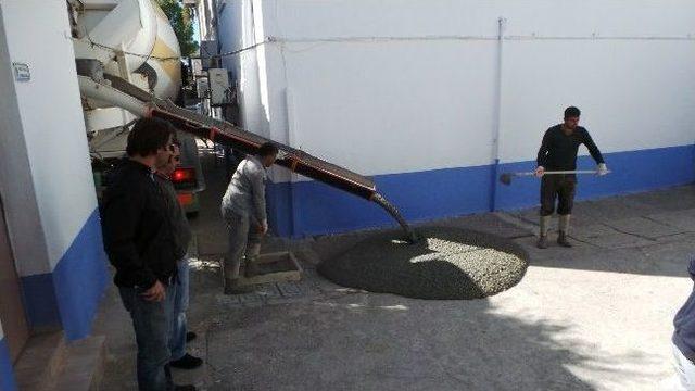 Bah&ccedil;elerin Zemini Betonla Kaplandı 3
