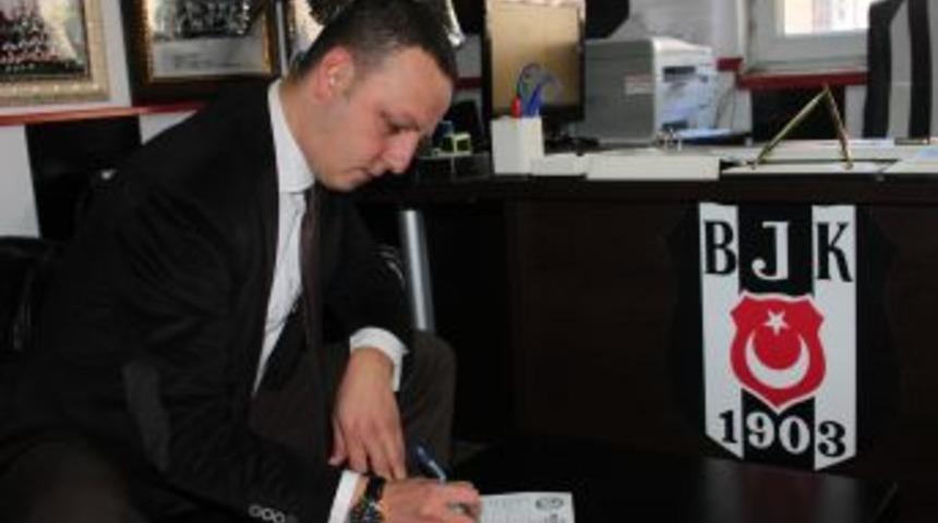 Kızılay'dan BJK Taraftarları Derneğine Teşekk&uuml;r Plaketi