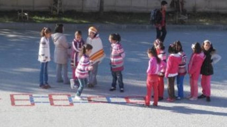 Okul Bah&ccedil;eleri Renkleniyor