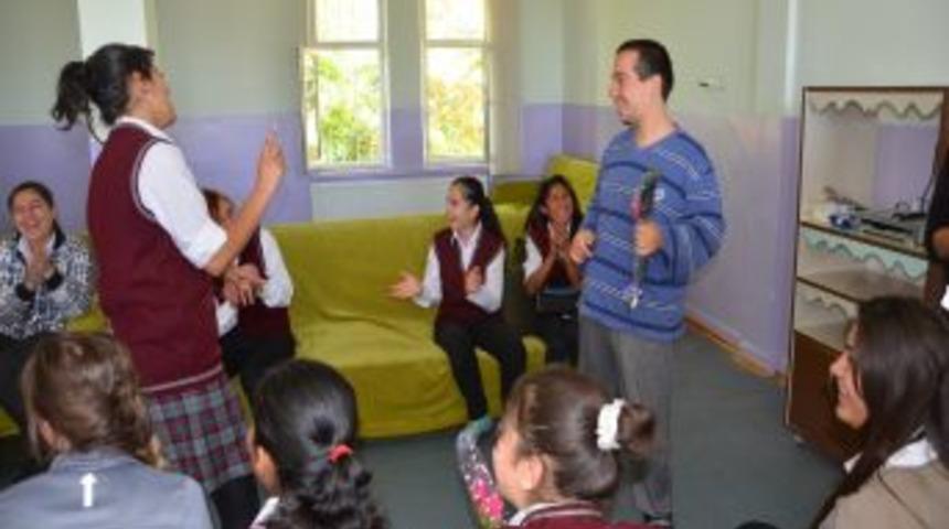 Kız Meslek Lisesi &Ouml;ğrencileri Huzurevini Ziyaret Etti