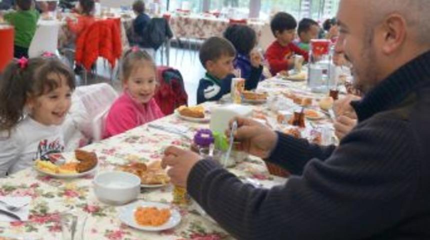 Anasınıfı Öğrencileri Babalarıyla Okulda Kahvaltı Yaptı