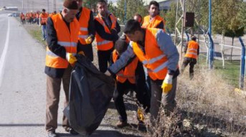 Ge&ccedil;ici Iş&ccedil;iler Bayram &Ouml;ncesi &Ccedil;evre Temizliği Yaptı