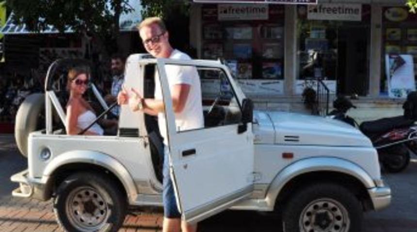 Turistler L&uuml;ks Ototmobil Kiralayıp Geziyor