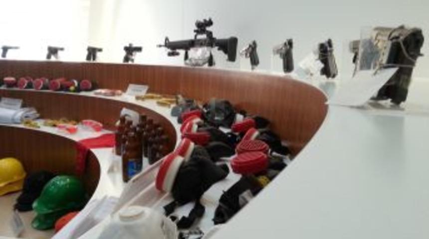 G&uuml;lsuyu'nda Ele Ge&ccedil;irilen Silahlar Basına G&ouml;sterildi