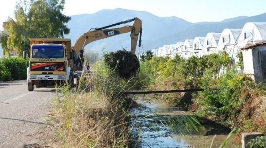 Kumluca&rsquo;da Dere Ve Kesik Temizleme &Ccedil;alışmaları Devam Ediyor