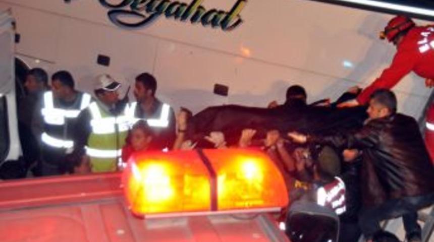 Elazığ'da feci kaza 2 &ouml;l&uuml; 35 yaralı